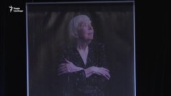 Люди в скорботі прощаються з російською іконою прав людини – відео