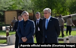 Қазақстан президенті Қасым-Жомарт Тоқаев (оң жақта) пен Түркіменстан Халық Маслахаты төрағасы Ғұрбанқұлы Бердымұхамедов. Түркістан, Қазақстан, 21 сәуір, 2025 жыл. Ақорда сайтындағы фото