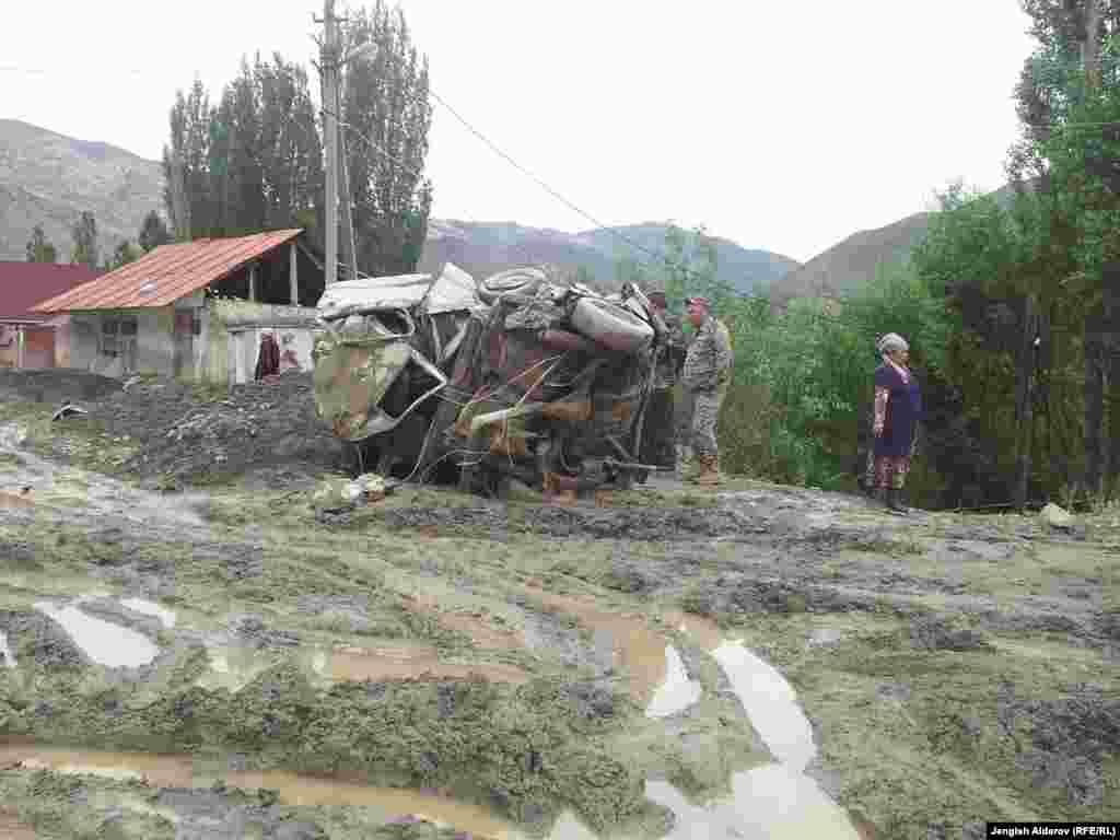 Учурда жолду тазалоо иштери жүрүп жатат. Азырынча каттамга уруксат бериле элек.