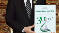 Býujetçilerden Berdimuhamedowyň täze kitabyny satyn almak talap edilýär