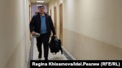 Батырхан Әгъзамов мәхкәмә бинасында