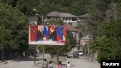 По мнению авторов обращения, существует опасность того, что народ Южной Осетии не сможет разобраться в тонкостях референдума и результаты голосования не будут отражать чаяния народа