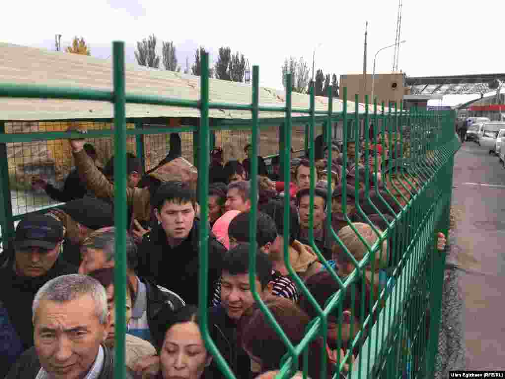 13 октября на КПП &quot;Токмок&quot; на границе двух государств скончалась 70-летняя гражданка Казахстана. Министерство здравоохранения сообщило, что причиной смерти, вероятно, стал гипертонический криз. Супруг пожилой женщины сказал, что они простояли в очереди на границе около пяти часов, ей стало плохо, женщина скончалась до приезда бригады скорой.