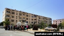 Şäheriň ilatyna sisternaly maşynlarda agyz suwy getirilýär.