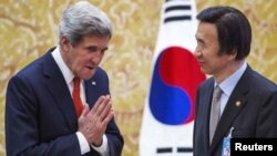 АКШ Мамкатчысы Жон Керри Түштүк Кореянын тышкы иштер министри Юн Бюң Се менен. Сеул, 12-апрель, 2013.
