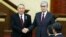 Сложивший полномочия первый президент Казахстана Нурсултан Назарбаев (слева) и принесший присягу президент Казахстана Касым-Жомарт Токаев пожимают друг другу руки. Астана, 20 марта 2019 года.