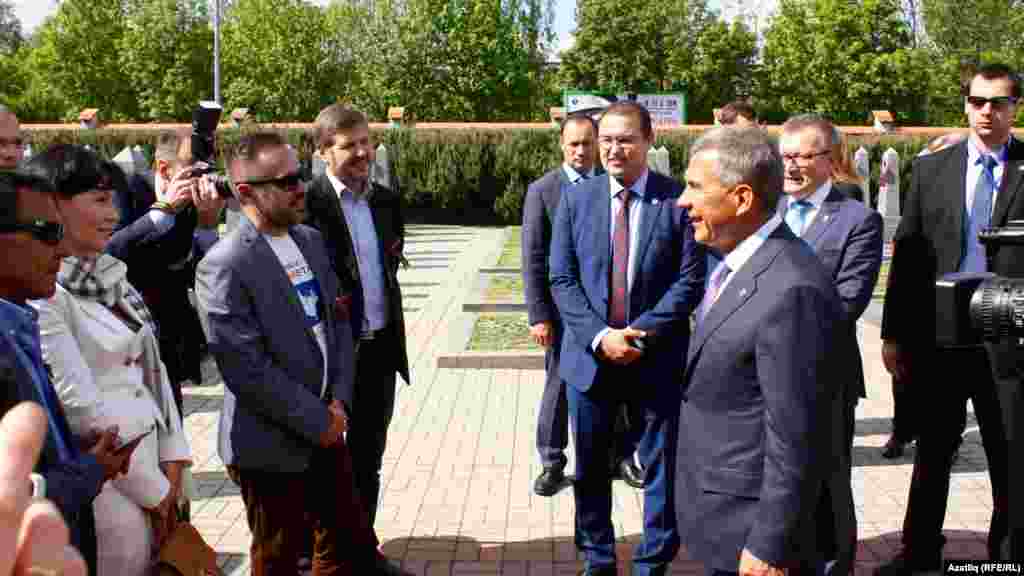 Чәчәк салганнан соң президент Прагада яшәүче татарлар белән аралаша.