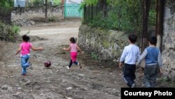 В высокогорных регионах Грузии действует программа, в рамках которой семьи (на третьего и последующего ребенка) получают по 200 лари