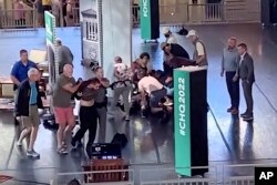 Скріншот з відео, на якому люди намагаються допомогти письменнику Салману Рушді після нападу на нього. Нью-Йорк, 12 серпня 2022 року