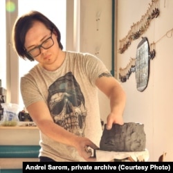 Андрэй робіць выраб з гліны, 2020 год