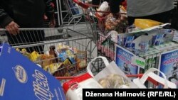 Puna kolica osnovnih životnih namirnica, jedna od prodavnica u Sarajevu, 16. mart