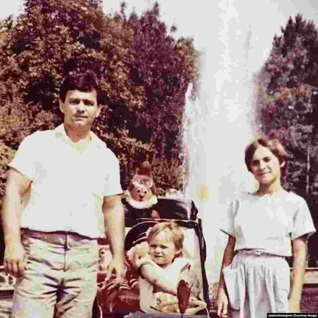 Вусік у дзяцінстве з бацькам і старэйшай сястрой.Беднасьць разбурыла раньнюю мару Вусіка стаць прафэсійным футбалістам. Бацька сказаў яму, што сям'я больш ня можа дазволіць сабе аплачваць трэніроўкі і форму. Замест гэтага старэйшы Вусік прапанаваў заняцца боксам.