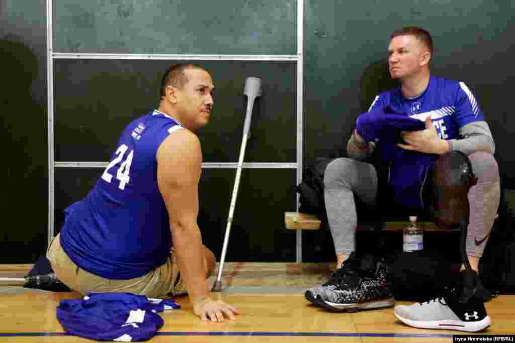 Учасники американської команди переодягаються після гри