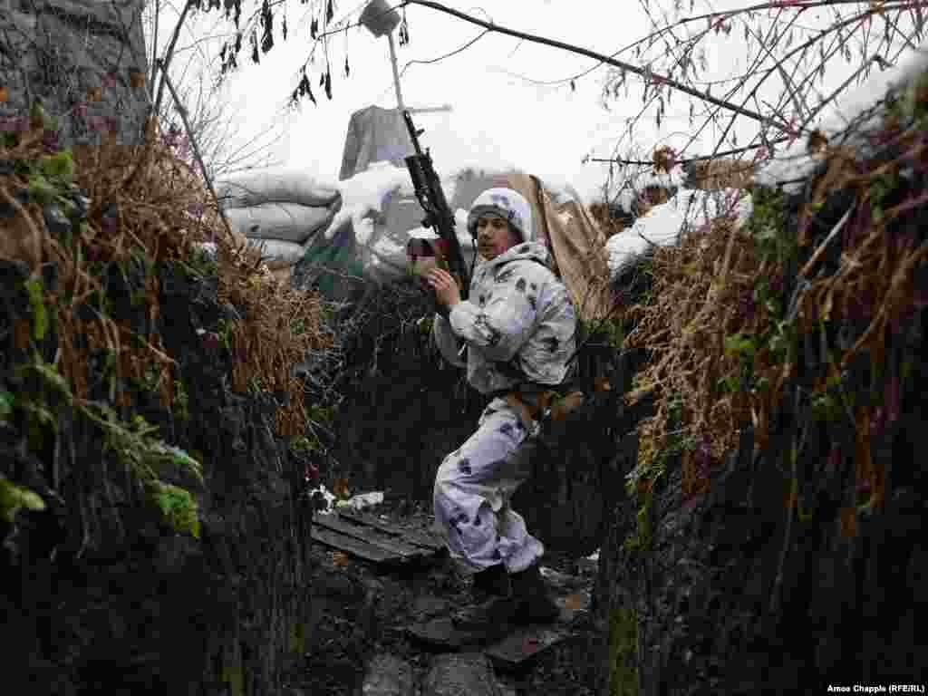 Український боєць після пострілу у бік російських гібридних сил