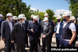 Президент Зеленський на будівництві дороги під час подорожі до Дніпропетровської області. Фото: пресслужба офісу президента України