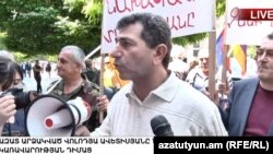 Վոլոդյա Ավետիսյանը կառավարության շենքի դիմաց զրուցում է լրագրողների հետ, Երևան, 25-ը մայիսի, 2017թ․