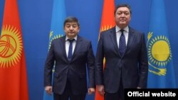 Chairman of the Kyrgyz Cabinet of Ministers Akylbek Japarov (left) meets with Kazakh Prime Minister Askar Mamin in Nur-Sultan on December 8.