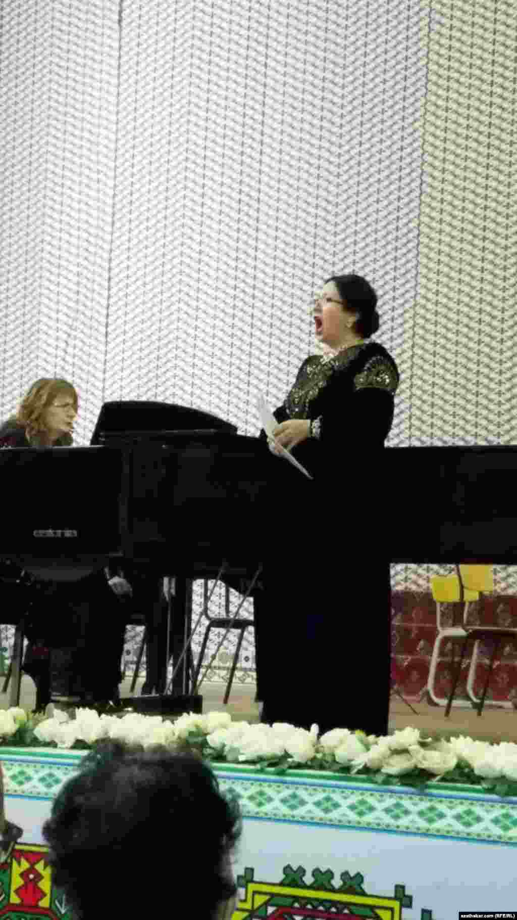 Gülnar Nuryýewa aýdym aýdýar, Stella Faramazowa saz çalýar.