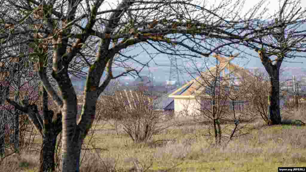 Домики вплотную приблизились к бывшему совхозному саду