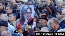 آنا پولیتکووسکایا، روزنامه‌نگار افشاگر و مخالف پوتین، در سال ۲۰۰۶ در کنار در خانه‌اش در مسکو به قتل رسید 