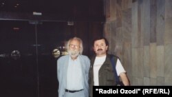 Йиржи Бечка ҳамроҳ бо Салими Аюбзод, хабарнигори Радиои Озодӣ дар соли 2002 дар шаҳри Душанбе.