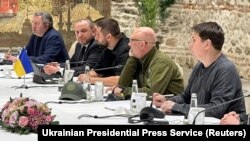 Члени української делегації під час переговорів з російськими представниками, Стамбул, Туреччина, 29 березня 2022 року