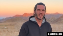 بنجامین بریر اردیبهشت ماه سال گذشته پس از آنکه «یک پهپاد» را در دشت‌های نزدیک به مرز ایران و ترکمنستان به پرواز درآورد، بازداشت شد