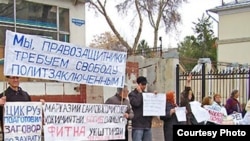 Ўзбекистонда кўчага чиқиб¸ ҳукумат биноларини пикет қилишдан қўрқмайдиган саноқли ҳуқуқ фаоллари¸ кейинги ойларда бир неча бор калтакланди ва ҳибсга олинди.