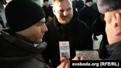 Міліцыянт складае пратакол на журналістаў падчас акцыі ў гадавіну рэфэрэндуму-96