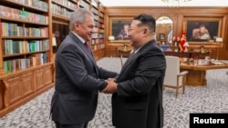 Лідер Північної Кореї Кім Чен Ин тисне руку секретареві Ради безпеки Росії Сергію Шойгу в Пхеньяні, Північна Корея, 4 червня 2025 року