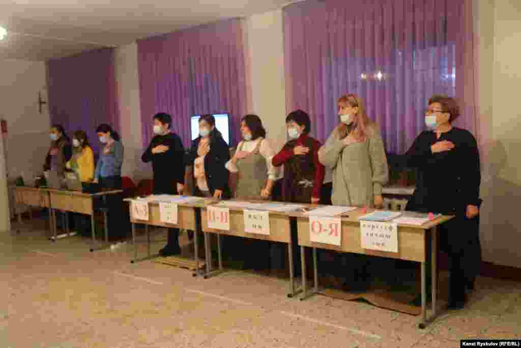 Процесс голосования и референдума стартовал с гимна.