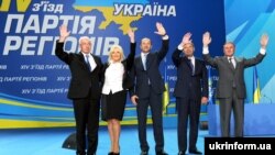 Віцепрем’єр-міністр Сергій Тігіпко (посередині) на 14-му з’їзді Партії регіонів. Він став третім номером у партійному списку Партії регіонів на виборах до парламенту. Київ, 30 липня 2012 року 