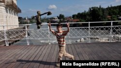 Уход мэра кутаисцы встретили без особого энтузиазма: все понимают, что следующие несколько недель им придется наблюдать за очередной схваткой за пост городского главы