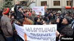Armenia - Pro-opposition university students demonstrate outside the Central Election Commission in Yerevan as it approves the final results of the February 18 presidential election, 25Feb2013.