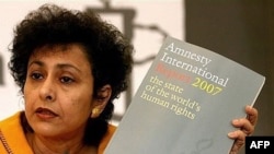 ایرنه خان، دبیرکل سازمان عفو بین الملل در حال نشان دادن گزارش سالیانه این سازمان به خبرنگاران