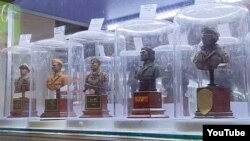 Фигурки солдат и офицеров нацистской Германии на полке магазина в России. 