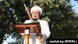 Муфтий Чубак ажы Жалилов читает молитву на Старой площади в честь Орозо-Айта, Бишкек, 10 сентября 2010 года.