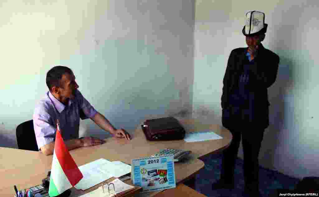 Сүрөттө: Салык бөлүмүнүн башчысы Акматбек Атабаев өз кабинетинде. Атабаев Мургабдагы мамлекеттик кызматкерлер арасындагы аз сандагы кыргыздардын бири. Тажик тилинде отчет жазуу милдеттендирилгенден кийин райондо кыргыздардын мамлекеттерде иштөө мүмкүнчүлүгү дагы чектелди.