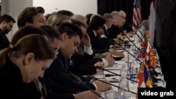 Liderii militari și civili ai Grupului de Contact pentru Apărare a Ucrainei, la Baza Aeriană Ramstein din Germania, la una din primele întâlniri ale grupului de sprijin pentru Ucraina