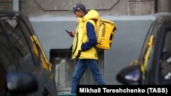 Доставщик сервиса "Яндекс.Еда" (архивное фото)