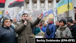 Ուկրաինա - Միխեիլ Սաակաշվիլին ելույթ է ունենում Գերագույն ռադայի շենքի մոտ անցկացվող հանրահավաքում, Կիև, նոյեմբեր, 2017թ․