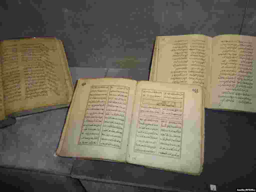 &quot;Гариб-намә&quot; әсәре кулъязмасы (уртада) XIX гасыр