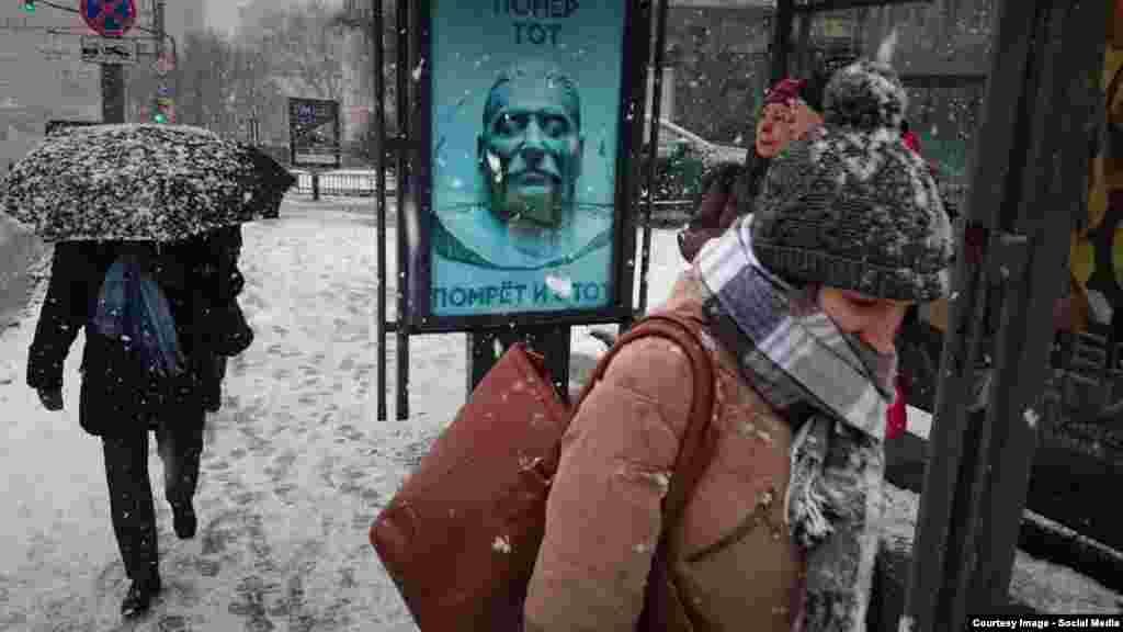 Плакат (&laquo;Сталін і Путін&raquo;) у столиці Росії до річниці смерті Йосипа Сталіна. На плакаті напис: &laquo;Помер той, помре і цей&raquo;. 5 березня 2016 року. Більше про це ТУТ