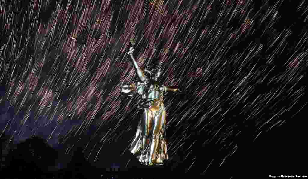 Феєрверк вибухає над статуєю &laquo;Батьківщина-мати&raquo; у Волгограді, Росія, 8 травня, під час світлового-лазерного шоу, присвяченого 73-й річниці перемоги над нацистською Німеччиною у Другій світовій війні. (Reuters/Tatyana Makeyeva)