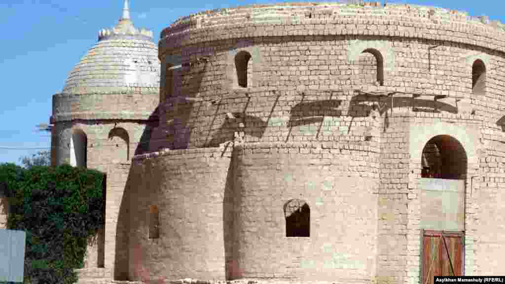 Недостроенная мечеть на берегу Каспийского моря. Актау, 2 августа 2014 года.