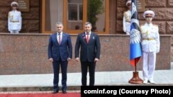 Анатолий Бибилов (слева) и глава ДНР Александр Захарченко в Донецке, 11 мая 2017 г.