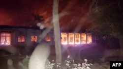 "Чегара билмас шифокор" ташкилоти тарқатган ушбу суратда 3 октябрдаги ҳаво ҳужумидан сўнг Қундуздаги MSF шифохонасида чиққан ёнғин акс этган.