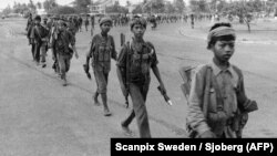 Юные партизаны красных кхмеров вступают 17 апреля 1975 года в Пномпень