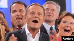 Дональд Туск падчас абвяшчэньня першых папярэдніх вынікаў выбараў увечары 9 кастрычніка