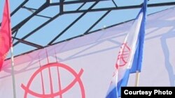 Флаг партии "Замандаш". Иллюстративное фото.